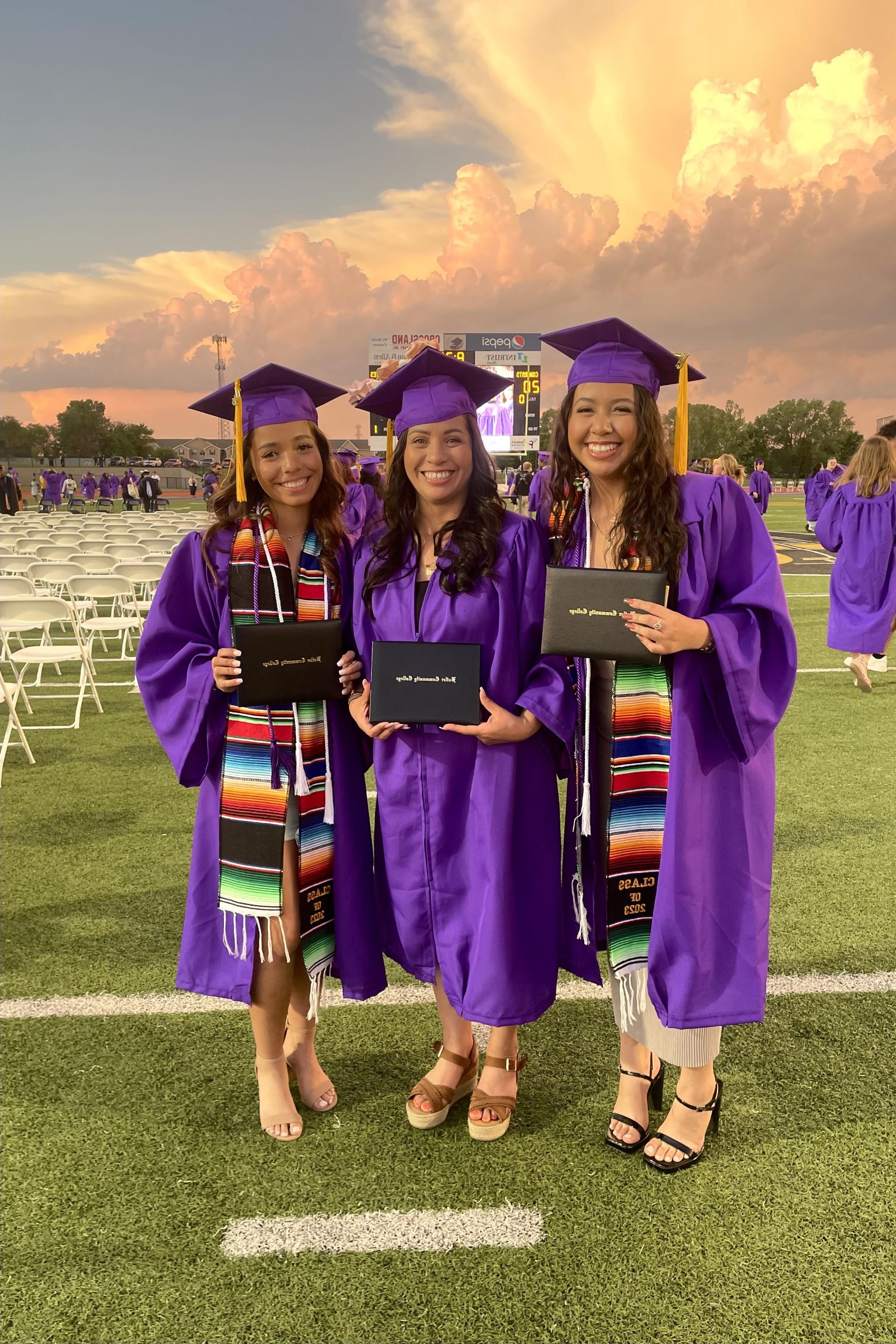 Tres personas de una sola familia compartieron un momento especial al cruzar el escenario de la ceremonia de graduación de Butler Community College el 12 de mayo.